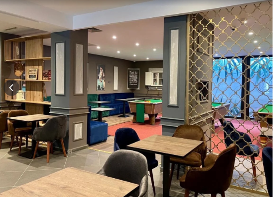 L'intérieur chaleureux de Dom's Café